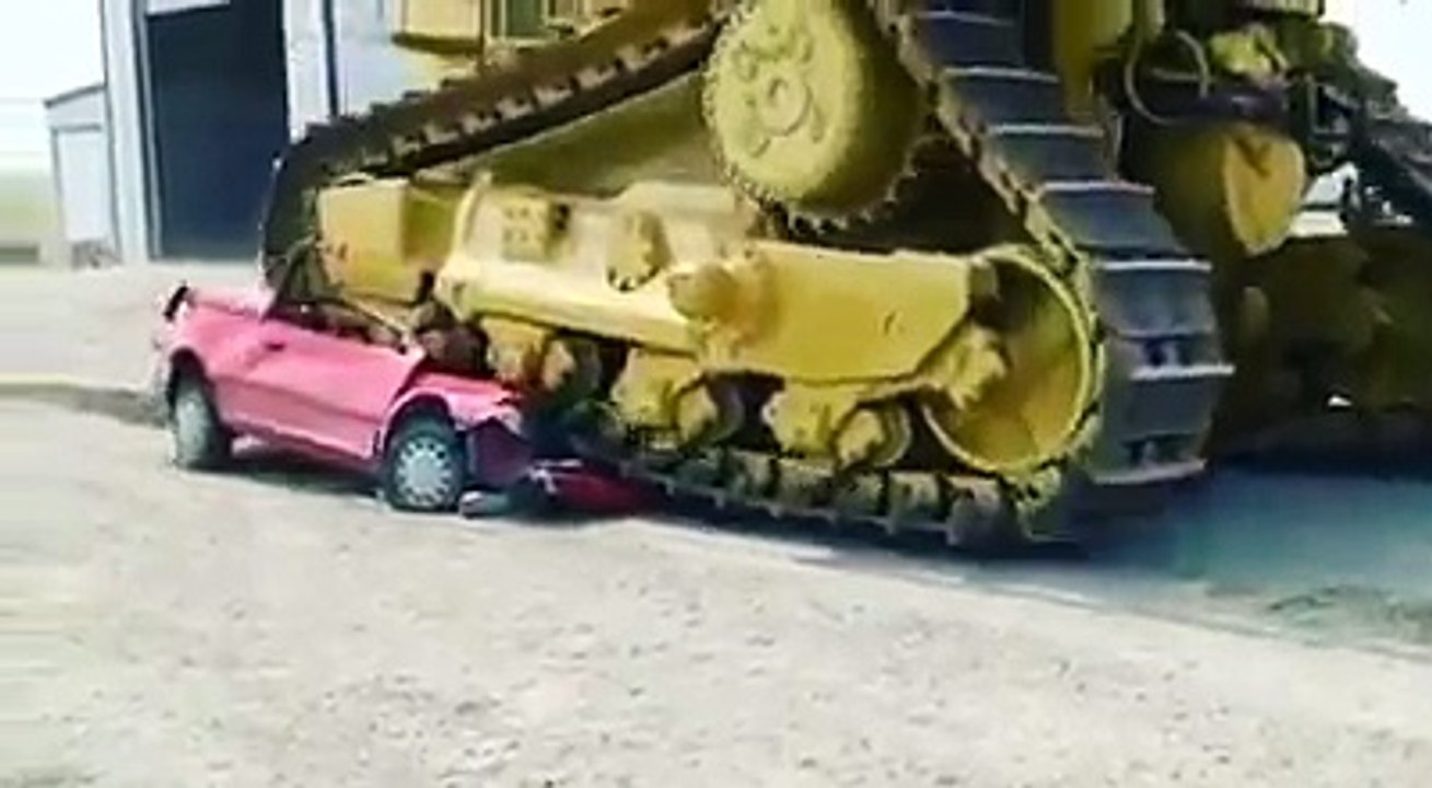 Dozer gibi ezdi geçti, deyimi buradan geliyor sanırım. 