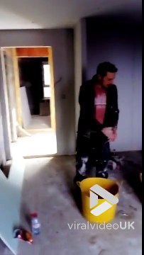 Nouveau challenge débile : soulever son propre poids dans un seau. #impossible