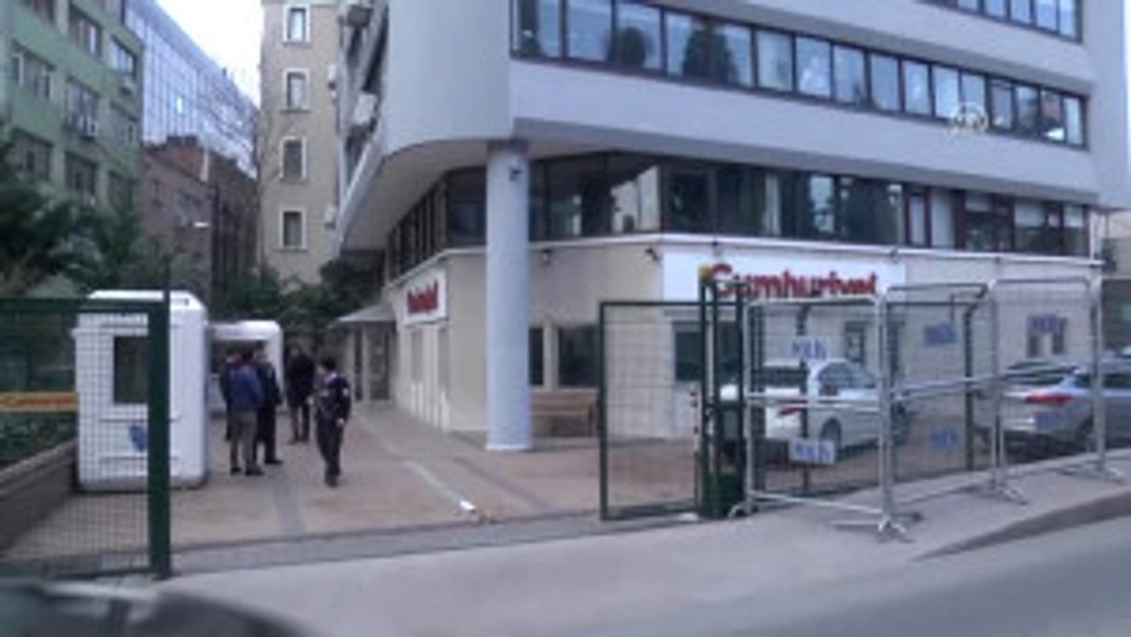 Cumhuriyet Gazetesi Önünde Havaya Ateş Açıldı - Istanbul