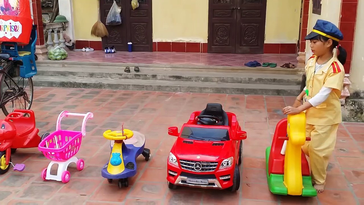 Снег Белый ребенок вор мотоцикл игрушка полиции ребенок ж супергероев в реальной жизни смешное видео