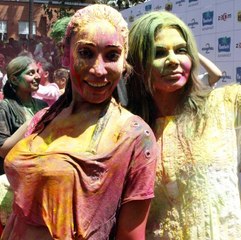 হোলি উৎসবে যুবতী মেয়েদের খোলামেলা মাই নিয়ে ড্যান্স