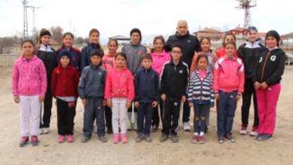 Burdur Şampiyon Sporcu Köyündeki Çocukları Eğitiyor