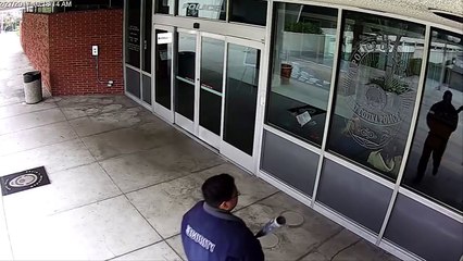 Un policier plaque un homme entré dans un commissariat avec sa batte de baseball