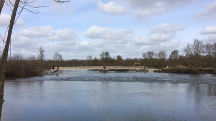 La passerelle relie les berges du Loir