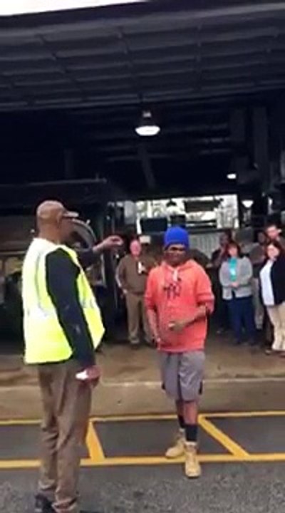 Derrick marchait chaque jour 32 km pour aller travailler à UPS, ces collègues décident un jour de cotiser, afin de lui offrir une voiture. Sa réaction est frappante...