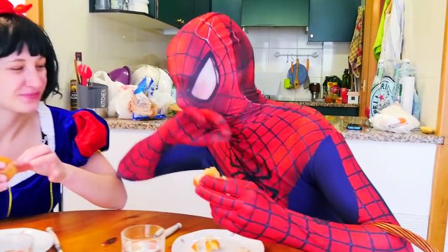 Замороженные Эльза танцует с паука и Анна! ж/ розовый Человек-паук, Малефисента и принцы Диснея