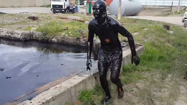 Un abruti saute dans un bassin d'huiles usagées
