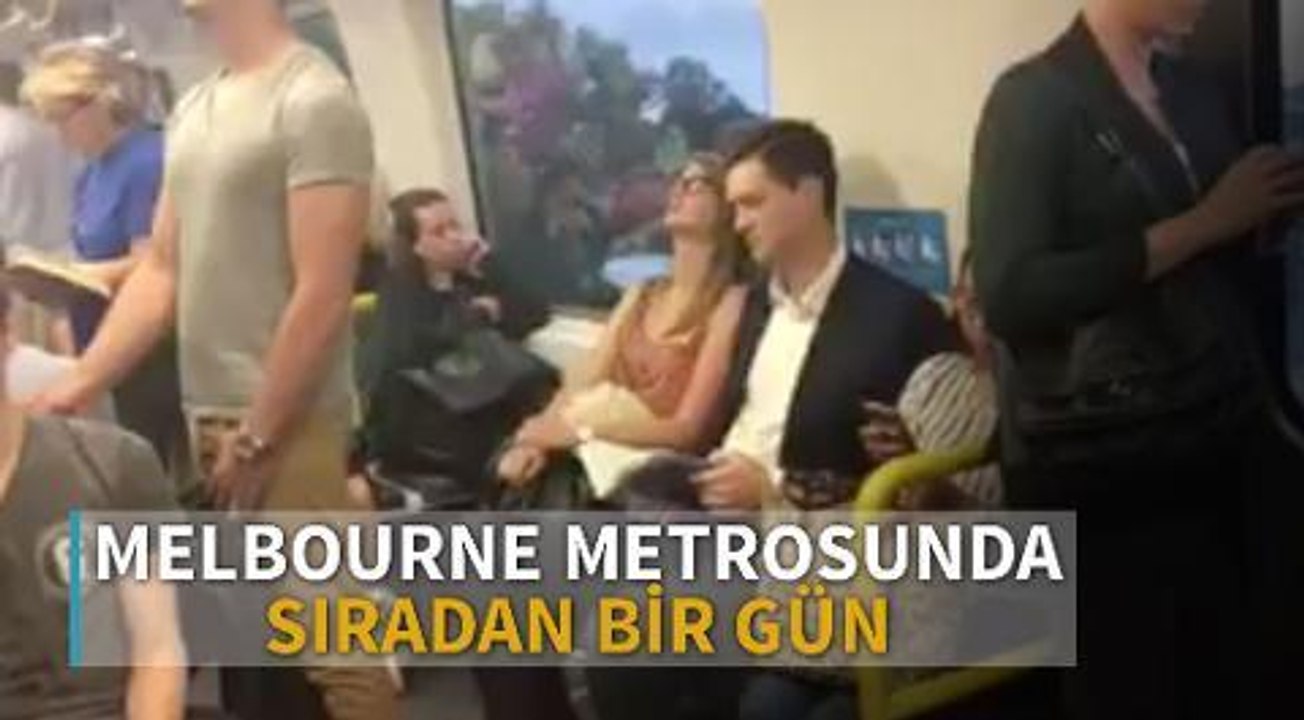 Melbourne metrosunda sürpriz evlilik teklifi