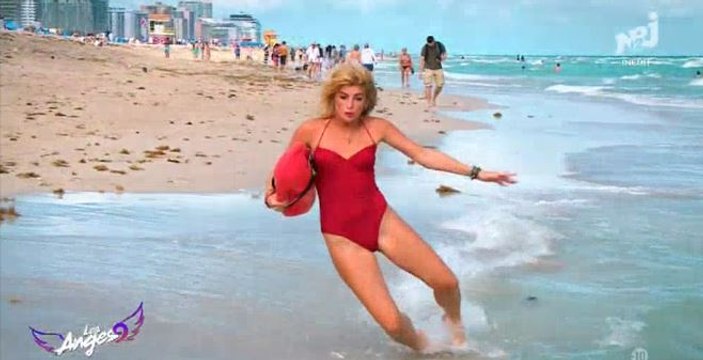 Les Anges 9 : Mélanie se ridiculise en faisant une grosse chute (vidéo)