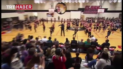 Eğlenceli polis memuru görenleri şaşırtıyor