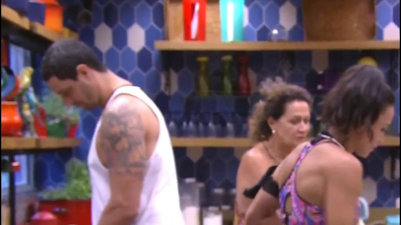 BBB 17 - 02-03-2017, Emilly fica séria e vai embora com piada sobre 'camisinha'