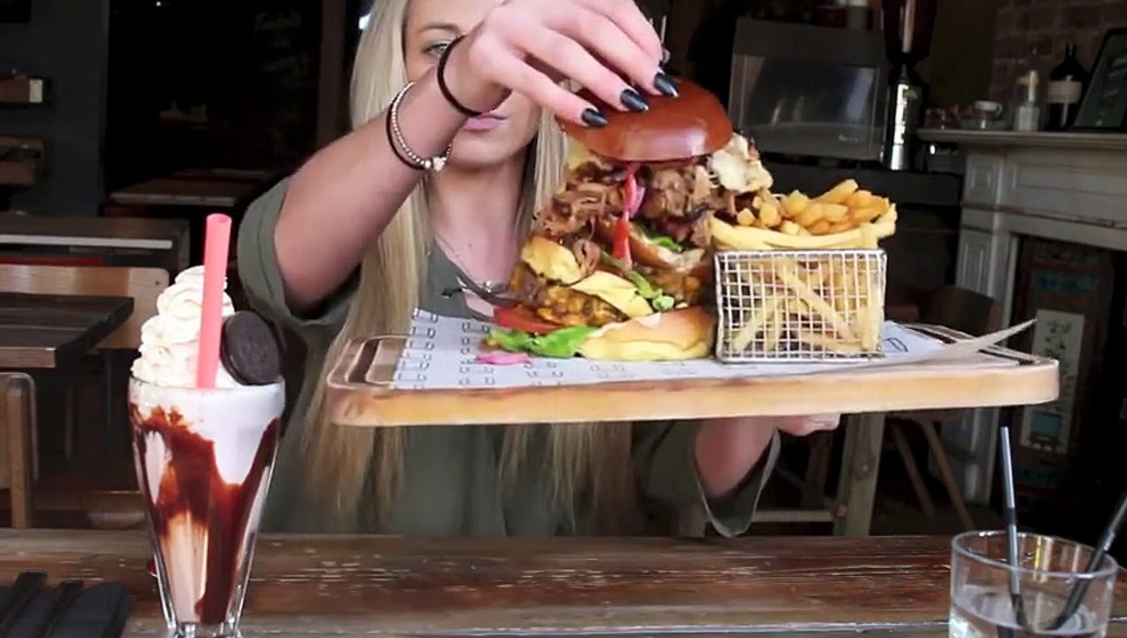 Vous allez vous impressionner, en voyant ce que cette jolie blonde est en train de manger