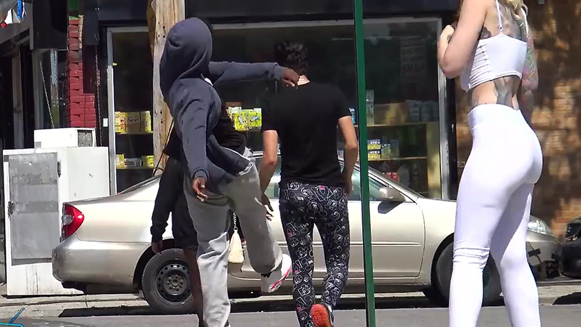 Elles portent un legging dans un quartier chaud ! - Vidéo Dailymotion