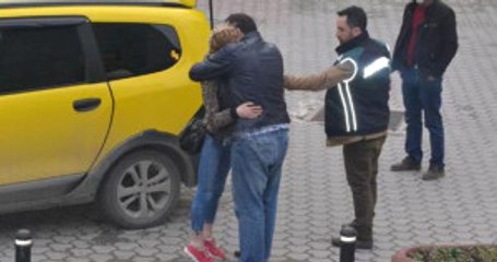 Genç Kız, Cezaevine Gönderilen Sevgilisine Uzun Süre Sarıldı