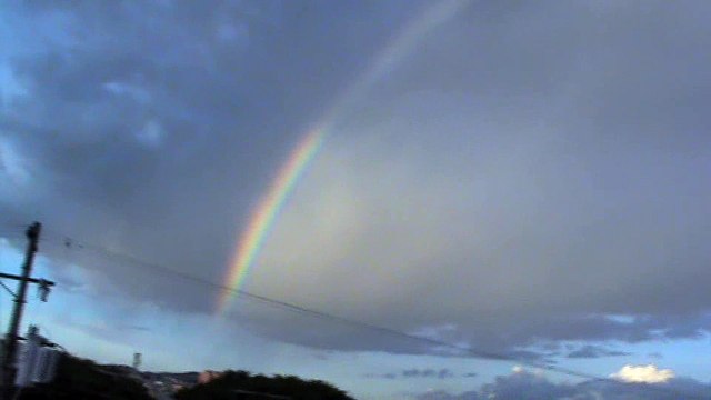 Aviões voam dentro do Arco Iris