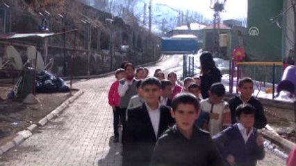 Çukurca Polisinden Öğrencilere Film Gösterimi