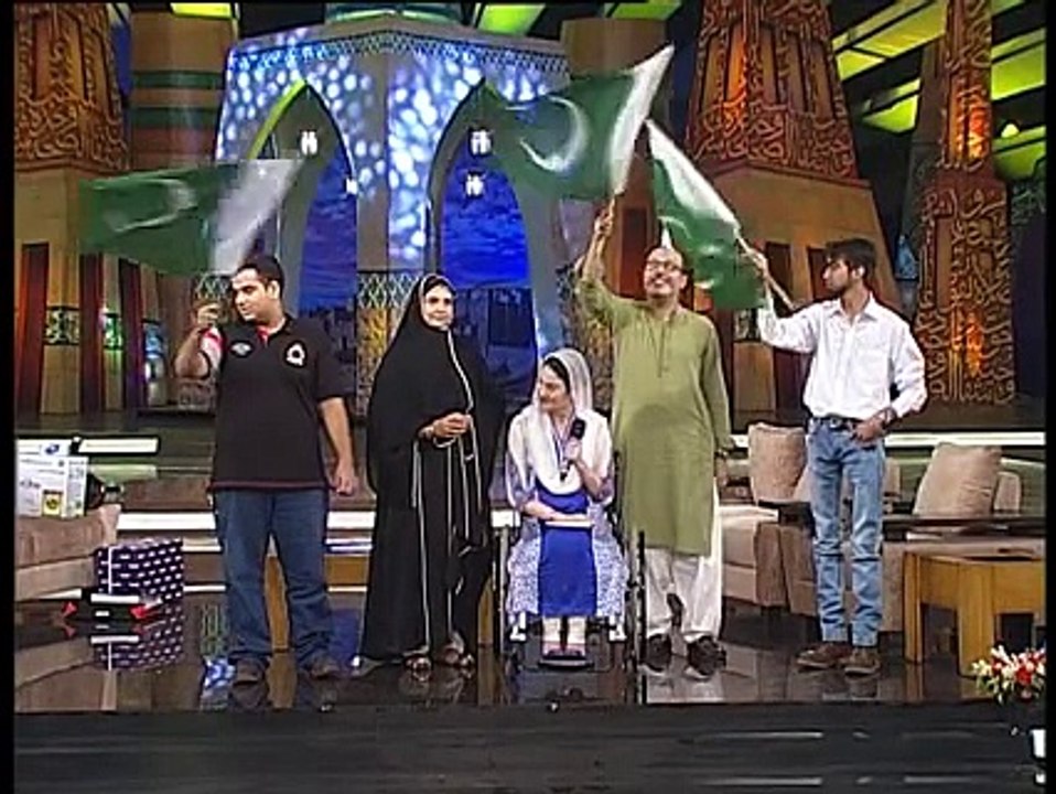 Muniba_Mazari_crying_while_singing_Ye_Watan_Tumhara_Hai