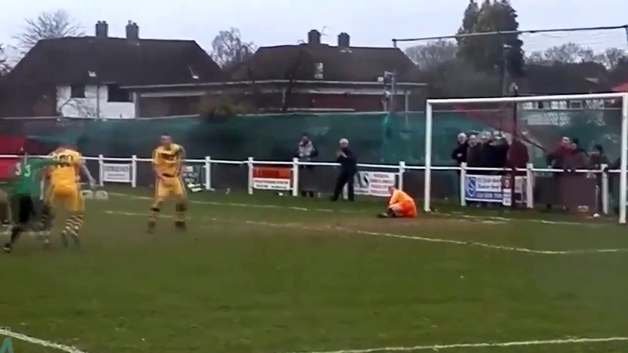 A cause d’un but, le furieux gardien donne de terribles coups de tête à son poteau !