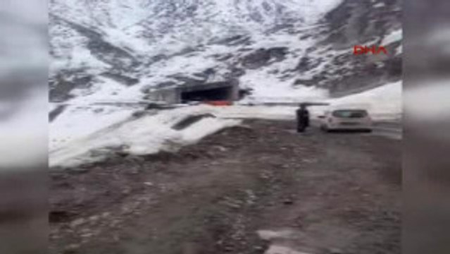 Hakkari-Van Karayoluna Inen Çığlar Temizlendi
