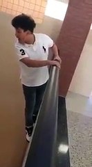 Un lycéen visiblement très c0n saute du haut d'un étage de son établissement pour se la raconter