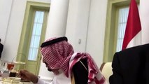 -الملك سلمان بن عبدالعزيز يوجه رسالة للشعب الإندونيسي من جوال رئيس الجمهورية الإندونيسية اثناء الغداء--