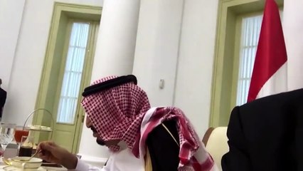 -الملك سلمان بن عبدالعزيز يوجه رسالة للشعب الإندونيسي من جوال رئيس الجمهورية الإندونيسية اثناء الغداء--