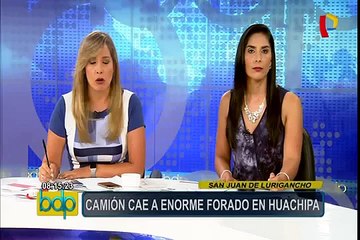 SJL: camión cae a enorme forado que se formó en importante vía