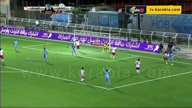 اللاعب المصري شريف حازم مدافع الوحدة يتسبب فى حالة جدلية فى مباراة فريقه امام الباطن بدوري السعودي