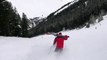 Ce skieur descend une piste sans ses ski en glissant sur ses chaussures !