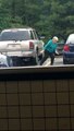 Cette mamie danse sur un parking... Enorme