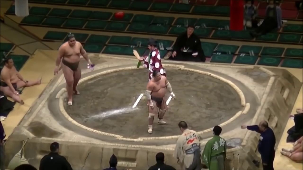 Enorme K.O en combat de Sumo... Violent!