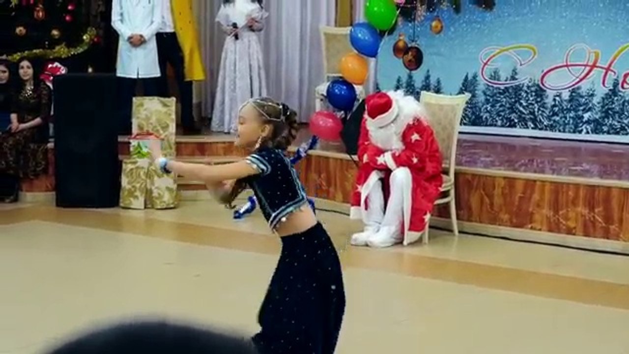 Little Russian Girl dancing on Indian song ! Aaja Nachle || Little girl best dance of 2017 || Best dance of 2017