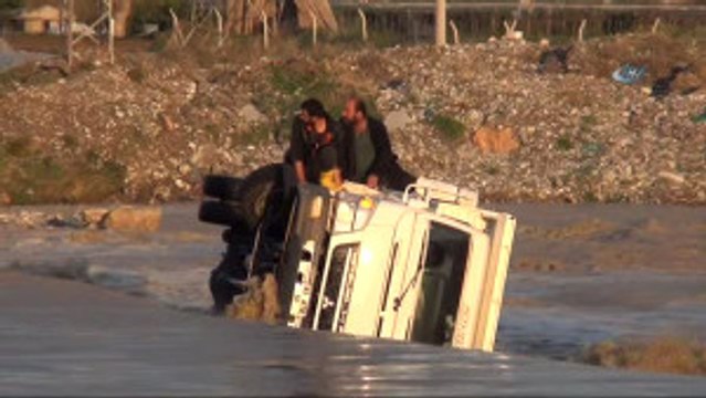 Azgın Sularda Can Pazarı... Mahsur Kalan 2 Kişi Böyle Kurtarıldı