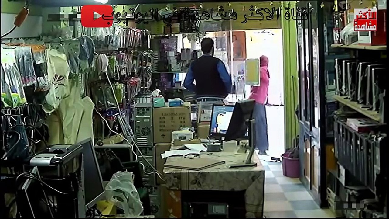 شاهد ماذا فعلت فتاة في لص حاول سرقة محل كمبيوترات