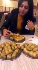 Bir Oturuşta 2 Kilo Baklava Yiyen Kız