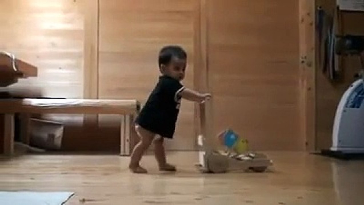 Bebeğe Yürümeyi Öğreten Kedi ) - Komik Ve İlginç Videolar