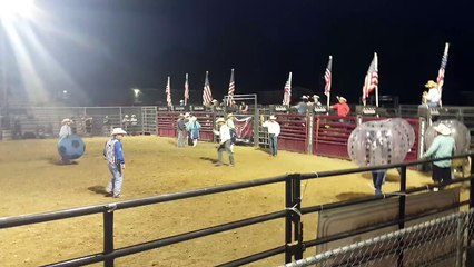 Boğa dehşet saçtı! Kurbanını metrelerce yukarıya fırlattı!