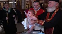 Bulaşık Yıkar Gibi Çocuk Vaftizleyen Papaz