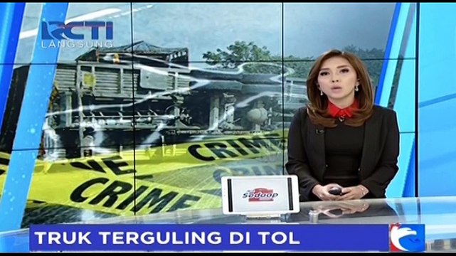 Truk Pasir Terguling di Tol Cakung