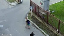 L'uomo corre a salvare la ragazza, ma in realtà interrompe la scena di un film!
