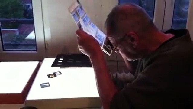 Jean-Loup de Sauverzac photographe de mode qui regarde ses diapos collector vintage