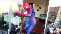 Человек-паук и замороженные elsa против ПУ Джокер и ПЕРДЕТЬ шутки, туалет сражения супергероя удовольствие в реальном