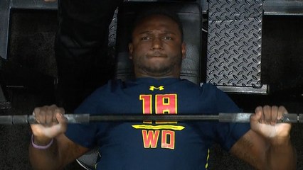 Chris Godwin puts up 19 reps on bench press