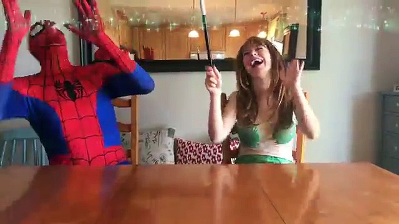 Embarazada De Sirena Ariel Congelado Elsa Brazo Roto Compilación Divertida Película De Superhéroes En La Vida Real