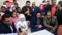 أحمد فلوكس يلبى دعوة أحد معجبية بحضور حفل قرانه