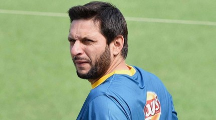 Shahid Afridi Apoligizes Fan for Not Playing PSL Final