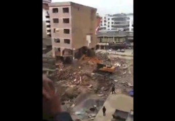 Bina Iş Makinesinin Üzerine Yıkıldı !