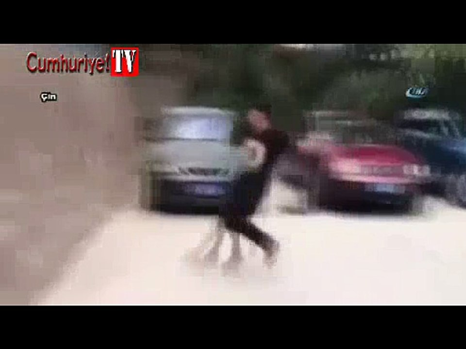 Korkunç an: Takla atmak isterken kolunu kırdı