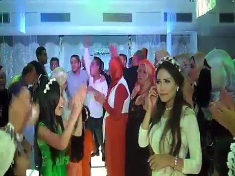 بالفيديو.. بسبب الأهلى والزمالك.. عروس تخلع الحذاء لضرب عريسها أمام المعازيم