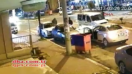 Eşine kızdı, kucağındaki bebeğiyle araçtan atladı